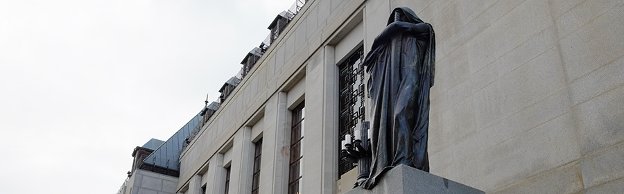 La statue Justicia devant l'édifice de la Cour suprême du Canada