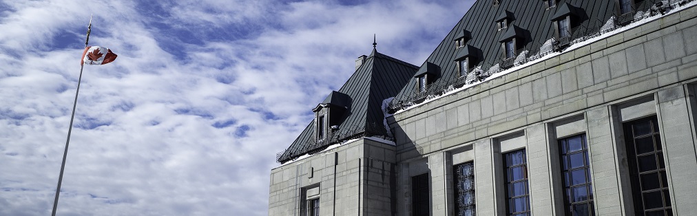 Le drapeau canadien qui flotte devant l’édifice de la Cour suprême du Canada