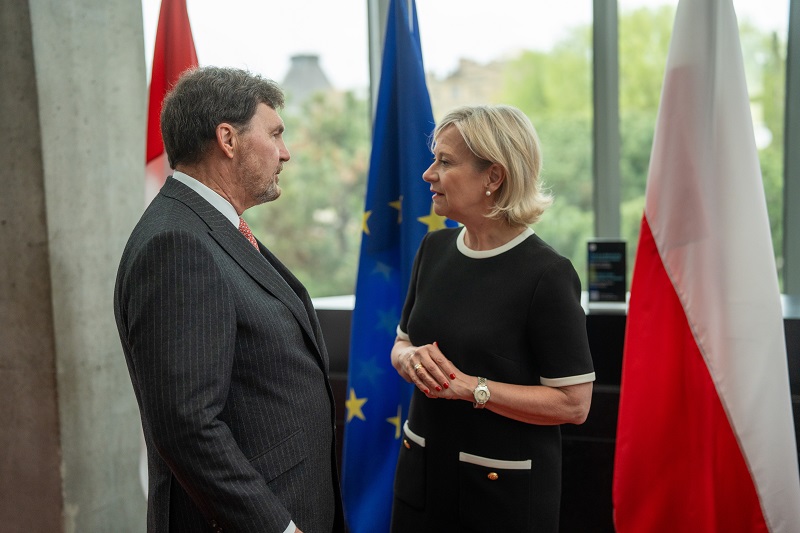 Le juge en chef qui parle à l’ambassadrice de l’Union européenne au Canada, Geneviève Tuts