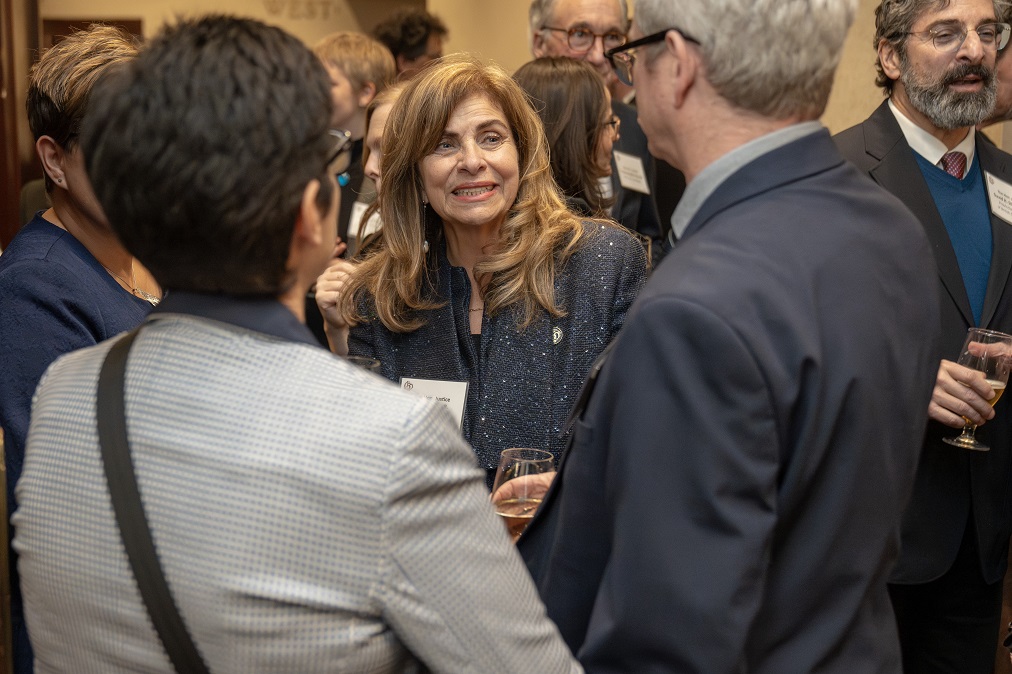 La juge Andromache Karakatsanis discute avec des membres de la communauté juridique lors d’une réception