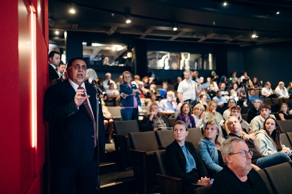 Un membre de l'auditoire pose une question lors d'un forum public de la Cour suprême