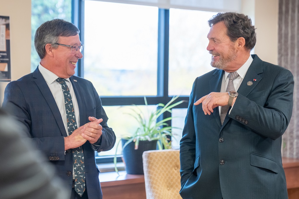 The Chief Justice speaking with Jean-Pierre Perreault, rector of the Université de Sherbrooke.