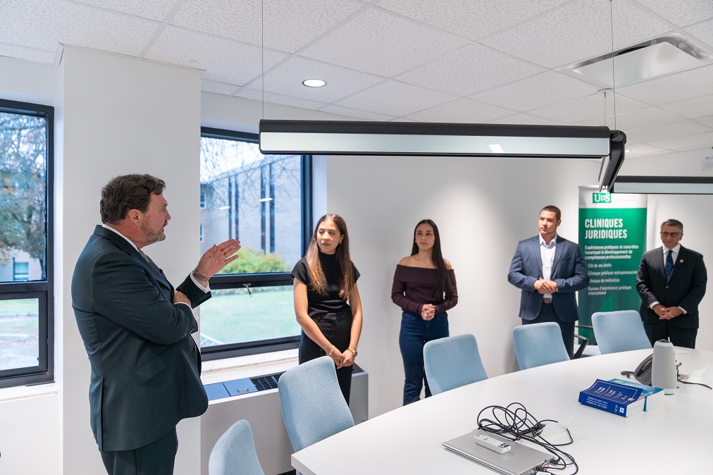 The Chief Justice and Justice Jamal speak with students at the Université de Sherbrooke legal aid clinic