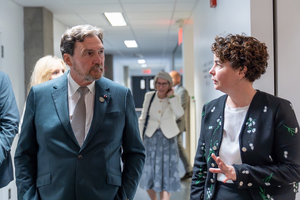 The Chief Justice speaking with Marie-Pierre Robert, Dean of the Université de Sherbrooke Faculty of Law.