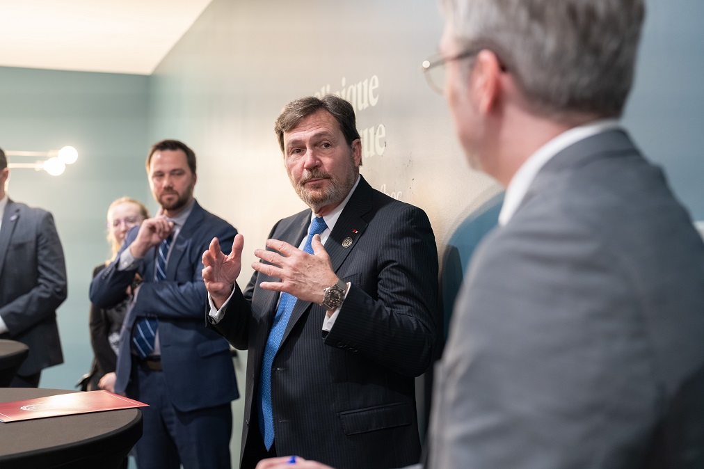 The Chief Justice speaks at an event at the École du Barreau.