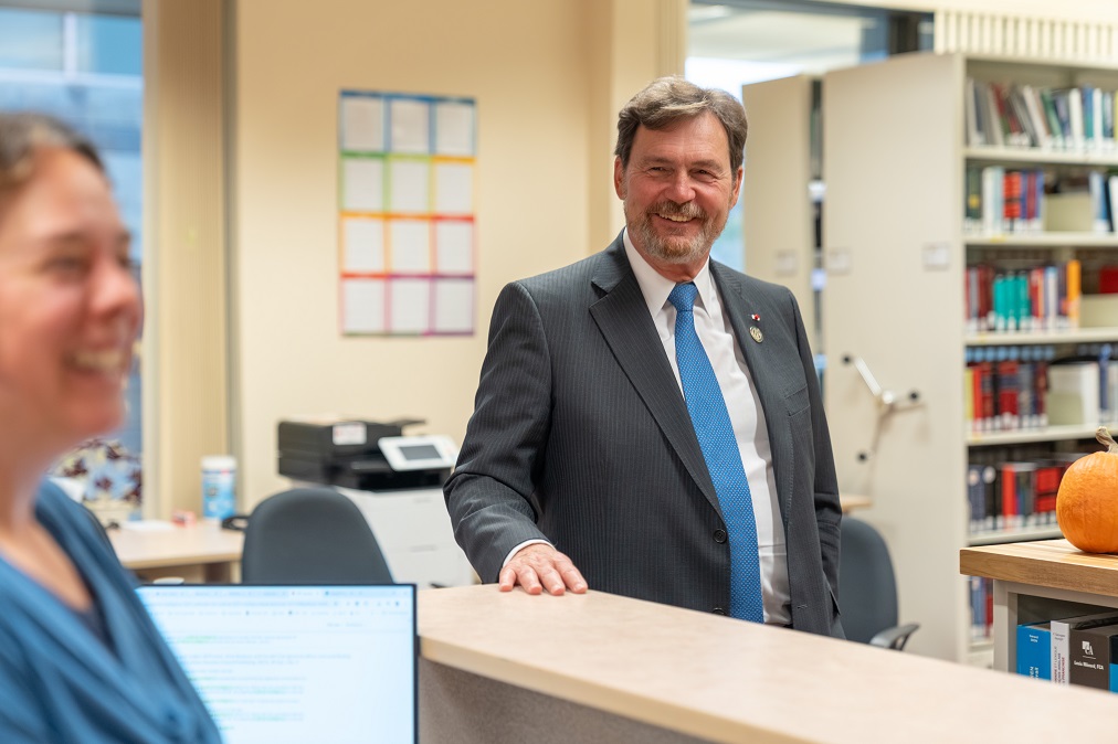 The Chief Justice smiles during a discussion at the École du Barreau.