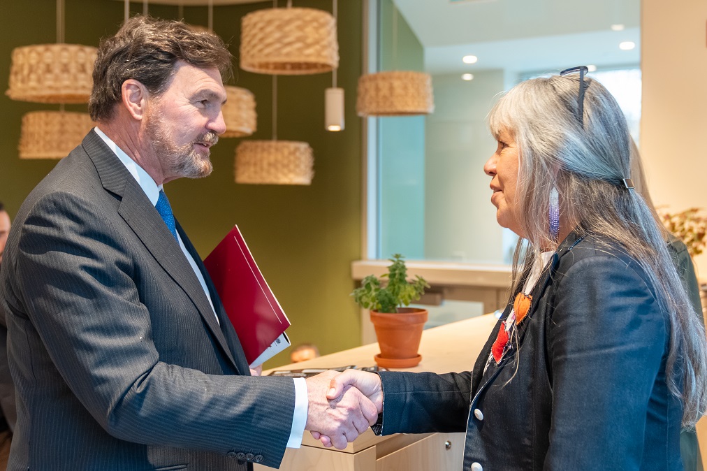 The Chief Justice shakes hands with Vicky Boldo of Bishop’s University.