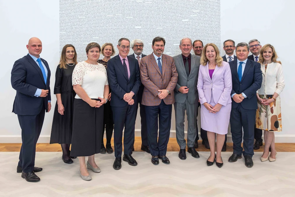 Group photo of the Chief Justice, the judges and representatives from the Constitutional Court of the Czech Republic.