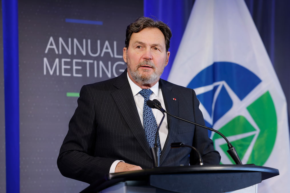 Le juge en chef Richard Wagner parle à partir d’un podium, devant une bannière sur laquelle est inscrit « Annual Meeting » (« assemblée annuelle » en anglais)