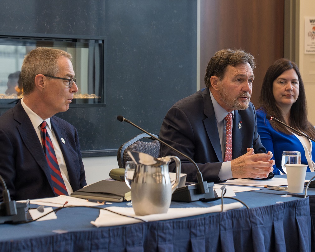 Chief Justice Wagner and Justices Kasirer and O’Bonsawin speaking at a table.