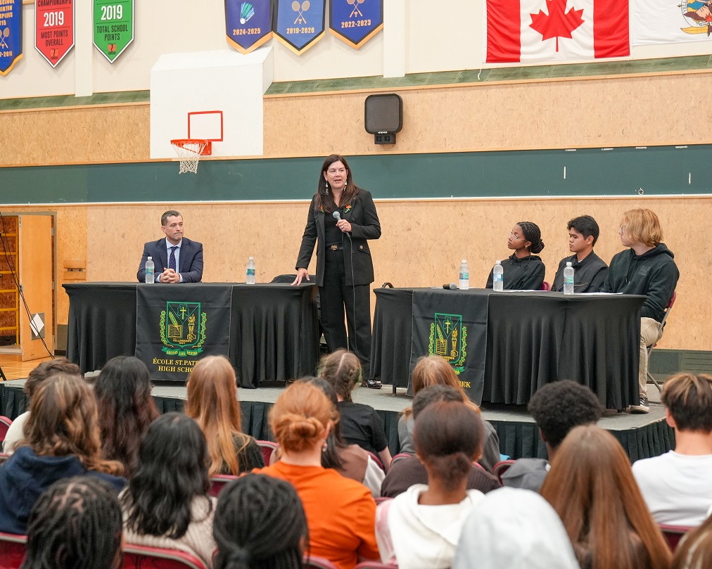 Justice O’Bonsawin speaking to students in a school gym.