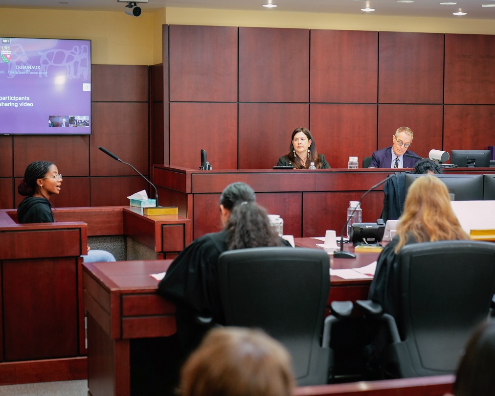 Justice Kasirer and Justice O’Bonsawin sitting at the courtroom bench during the mock trial.