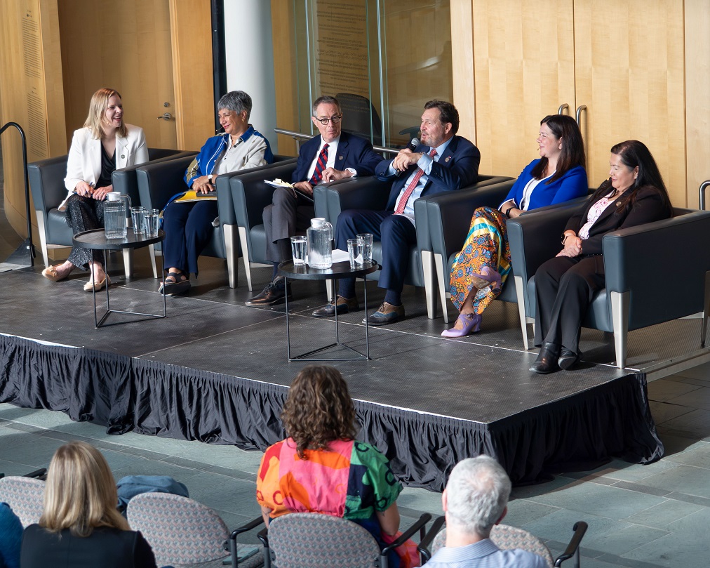 Chief Justice Wagner, Justice Kasirer, Justice O’Bonsawin, Chief Justice of the Supreme Court of the Northwest Territories Shannon Smallwood and Chief Justice of the Court of Appeal for the Northwest Territories Ritu Khullar speaking on stage during the public event.