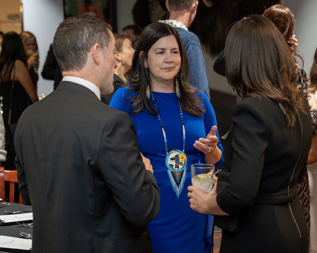 Justice O’Bonsawin speaking with members of the legal community at a reception.