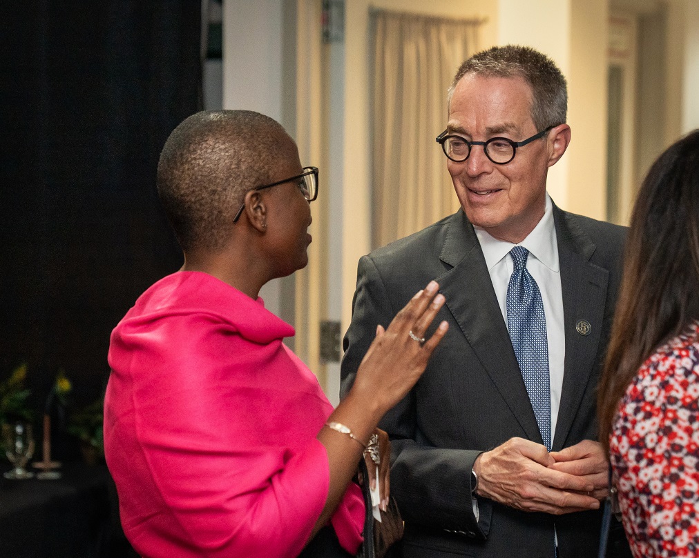 Justice Kasirer speaking with a member of the legal community at a reception.