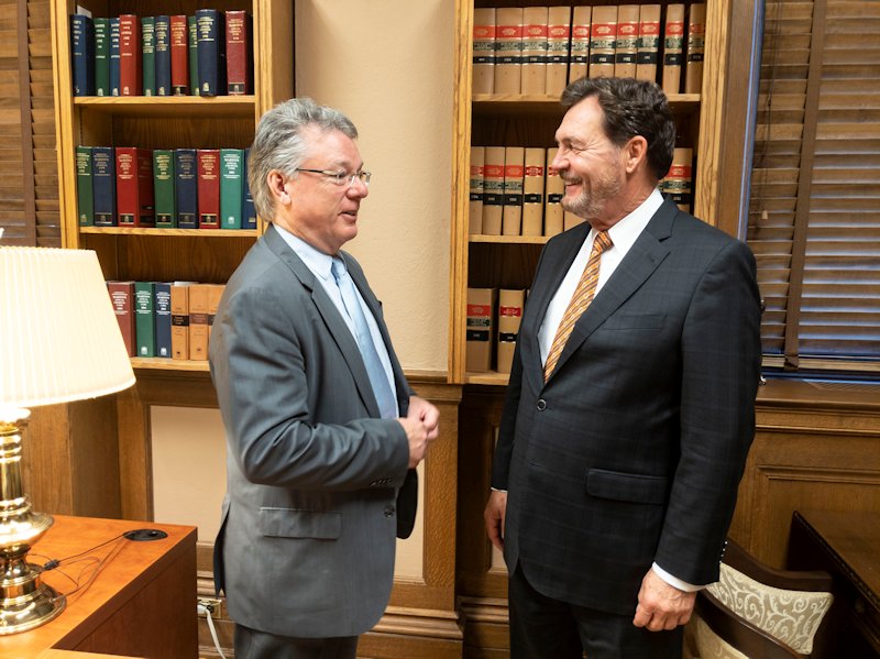 Photo du juge en chef du Manitoba Richard Chartier et du juge en chef du Canada Richard Wagner 