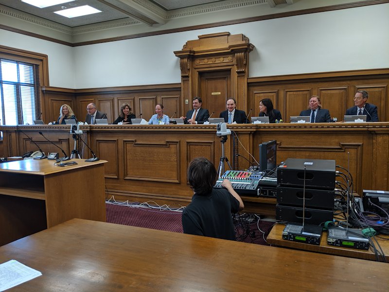 Photo des neuf juges de la CSC  dans la salle d’audience de la Cour d’appel du Manitoba 