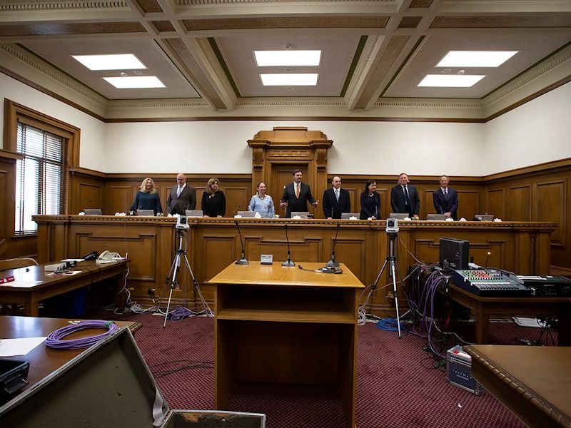 Photo des neuf juges de la CSC  dans la salle d’audience de la Cour d’appel du Manitoba 