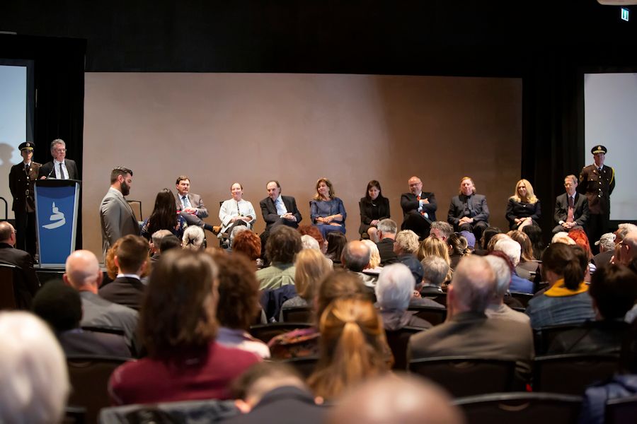 Photo des neuf juges au Musée canadien pour les droits de la personne