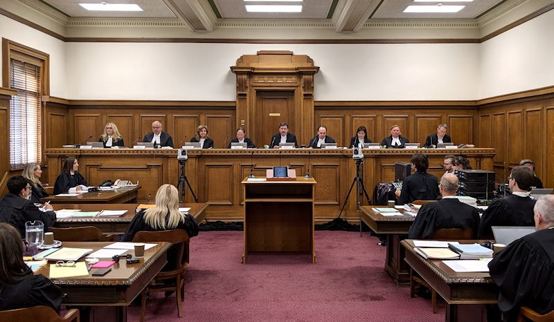 Photo des neuf juges de la CSC dans la salle d'audience