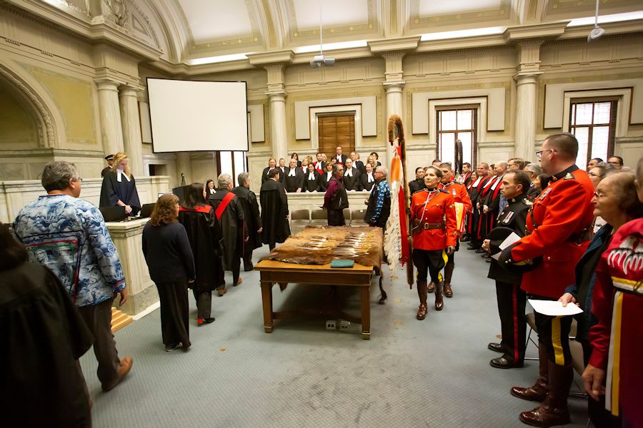 Remise et présentation de plumes d'aigle sacrées.