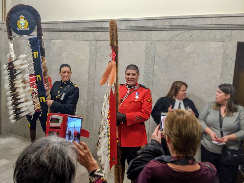 Remise et présentation de plumes d'aigle sacrées.